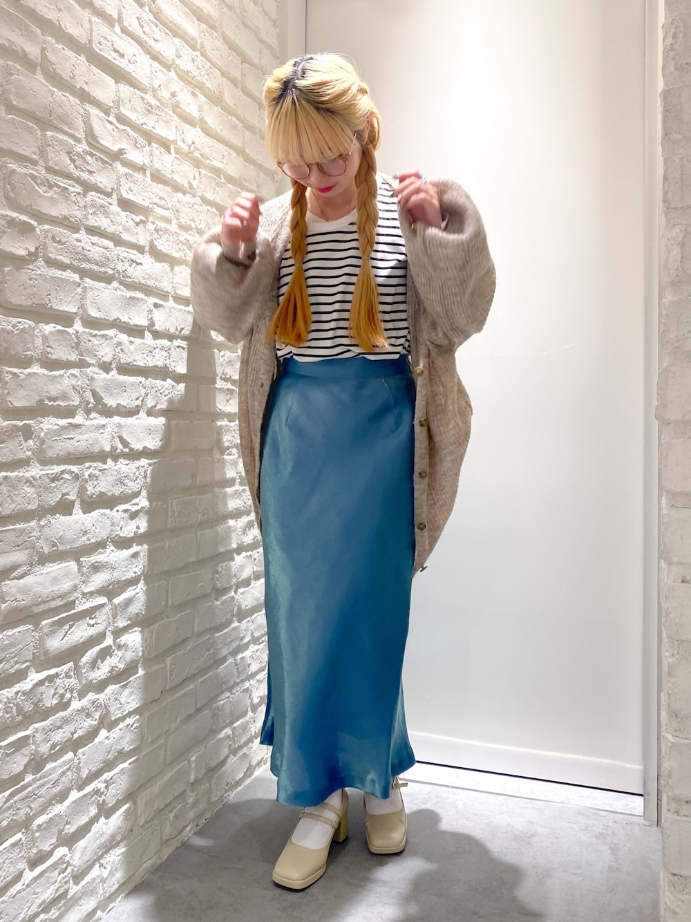 「休日スタイル、ベージュ、低身長女子、カラフルコーデ、ゆるコーデ、カーディガン、シャイニースカート、キラキラ、ボーダー、ボーダートップス、シンプルスタイル、ニットコーデ、秋先取りコーデ、大人ガーリー、低身長」｜「FREE'S MARTの◆シャイニーナロースカート（スカート、グリーン系）」を使った、おとはさん（レディース・155cm）の秋コーディネートの1枚目の写真