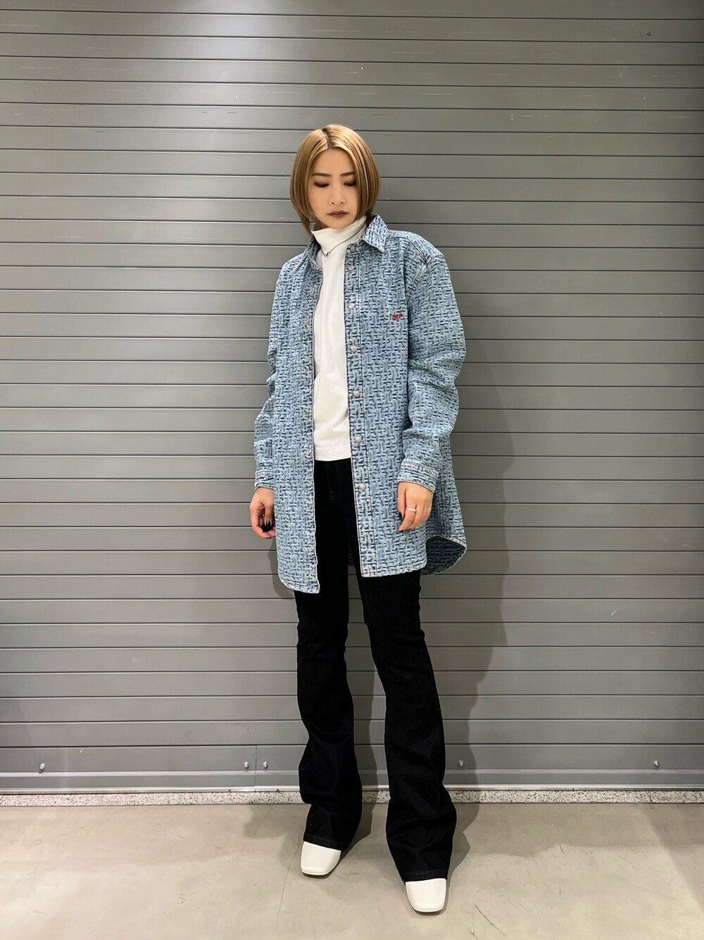 「秋のコーデ、ゆるコーデ、休日スタイル、秋服、オーバーサイズ、デニムパンツ、フレアデニム、デニムシャツ、カジュアルコーデ、Diesel、DIESEL京都ポルタ、11月」｜「DIESELのFW22 レディース デニム ブーツカット ブラック（デニムパンツ、ブラック系）」を使った、MIOさん（レディース・158cm）の秋コーディネートの1枚目の写真