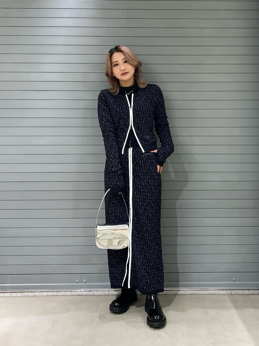 「オトナ女子、春服コーデ、おでかけコーデ、厚底シューズ、ブルーコーデ、カーディガン、スカート、ニット、1DR、Diesel、DIESEL京都ポルタ、3月」｜「DIESELのレディース ニット 長袖カーディガン モノグラム（カーディガン/ボレロ、ブラック系）」を使った、MIOさん（レディース・158cm）の春コーディネートの1枚目の写真