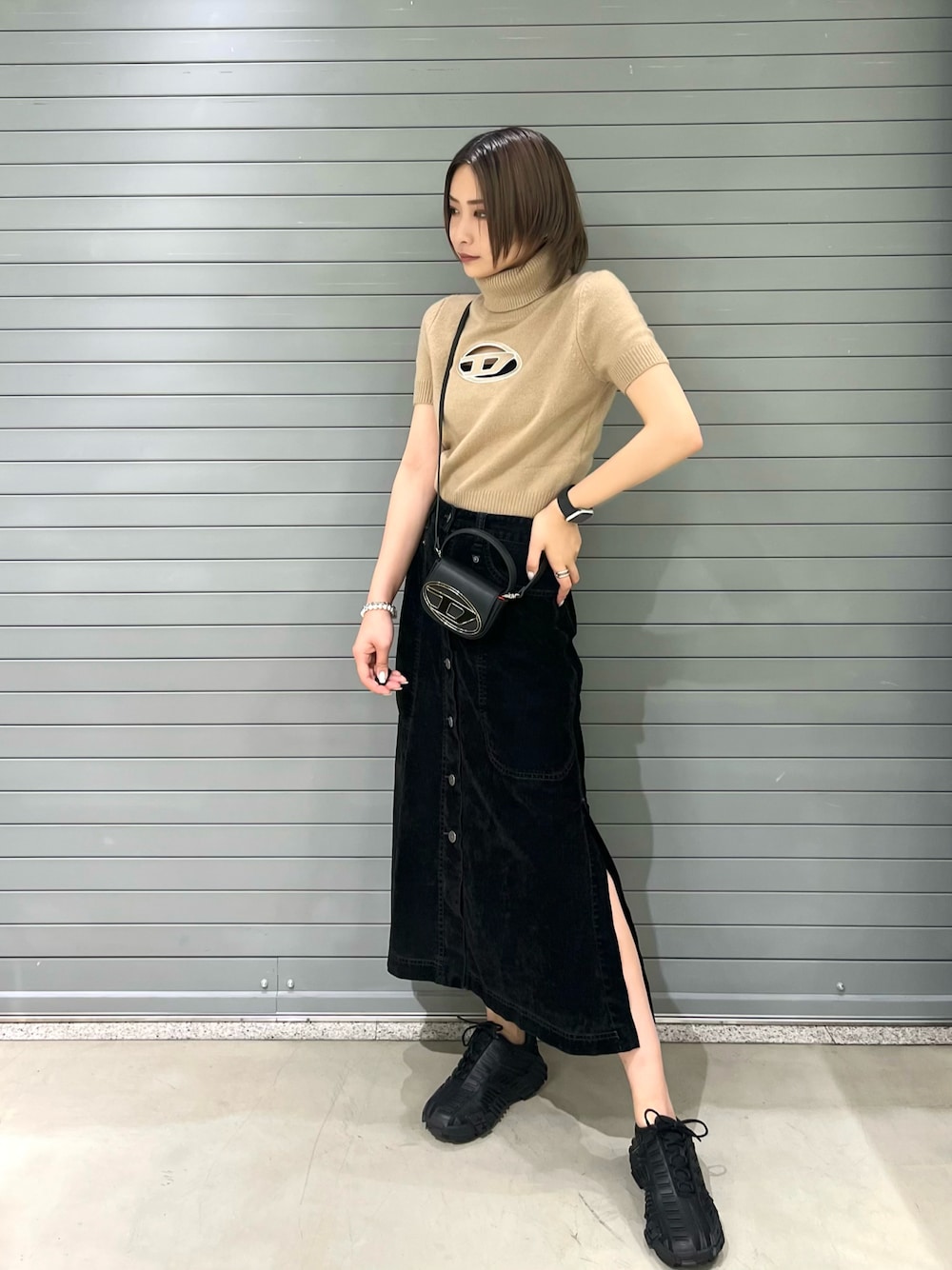 「秋コーデ、大人カジュアル、シンプル、ニット、スカート、ベロア、秋冬コーデ、スニーカー、ミニバッグ、ショルダーバッグ、Diesel、DIESEL京都ポルタ、10月」｜「DIESELのレディース 長袖トップス リブ アイコニックロゴ（ニット/セーター、ホワイト系）」を使った、MIOさん（レディース・158cm）の秋コーディネートの1枚目の写真