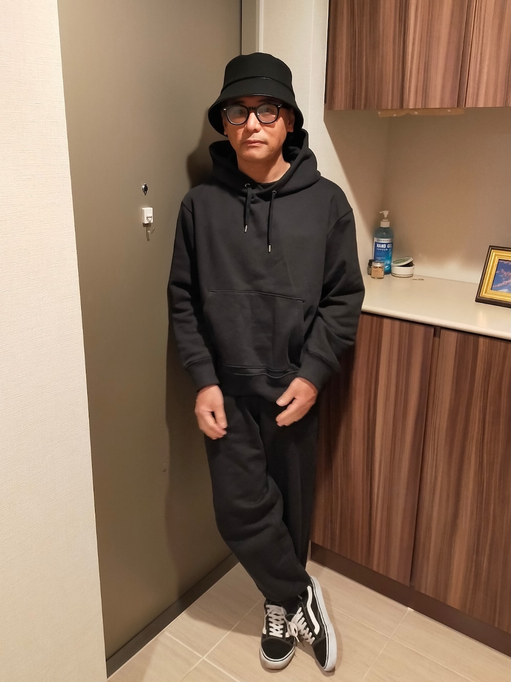 パーカーを使った「バケットハットコーデ」のメンズ人気ファッション