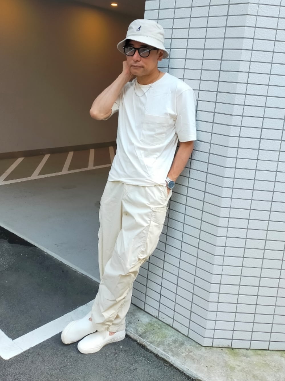 「ユニクロ、UNIQLO、UNIQLO U、UNIQLOコーデ、LEMAIRE、LEMAIREコラボ、KANGOL、バケットハット、バケットハット白」｜「UNIQLOのアイテム（Tシャツ/カットソー、ホワイト系）」を使った、atunndoさん（メンズ・170cm）の夏コーディネートの1枚目の写真