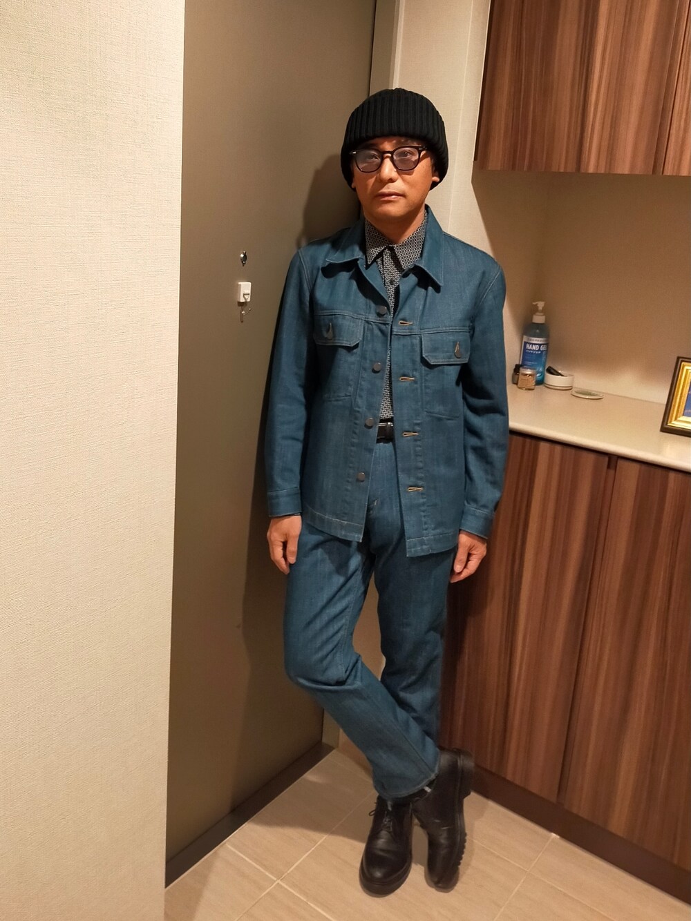「UNIQLO、UNIQLO U、UNIQLOコーデ、LEMAIRE、セットアップ、セットアップスタイル、セットアップ風、デニム、デニムパンツ、デニムジャケット、デニムコーデ、ニット帽、ニットキャップ、CA4LA、革靴」｜「UNIQLOのアイテム（デニムパンツ、ベージュ系）」を使った、atunndoさん（メンズ・170cm）の冬コーディネートの1枚目の写真