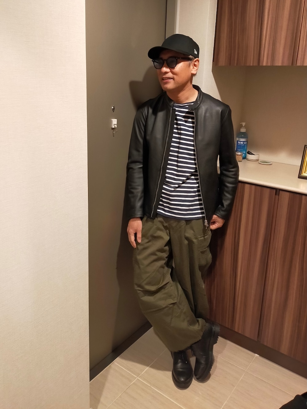 「BEAUTY&YOUTH UNITED ARROWS、beauty&youth、レザージャケット、シングルライダース、GU、カーゴパンツ、カーゴパンツコーデ、M65、m47、ワイドパンツ、ボーダー、ボーダーTシャツ、セントジェームス、saint james、ライダースジャケット」｜「GUのアイテム（ドレスシューズ、ブラック系）」を使った、atunndoさん（メンズ・170cm）の冬コーディネートの1枚目の写真