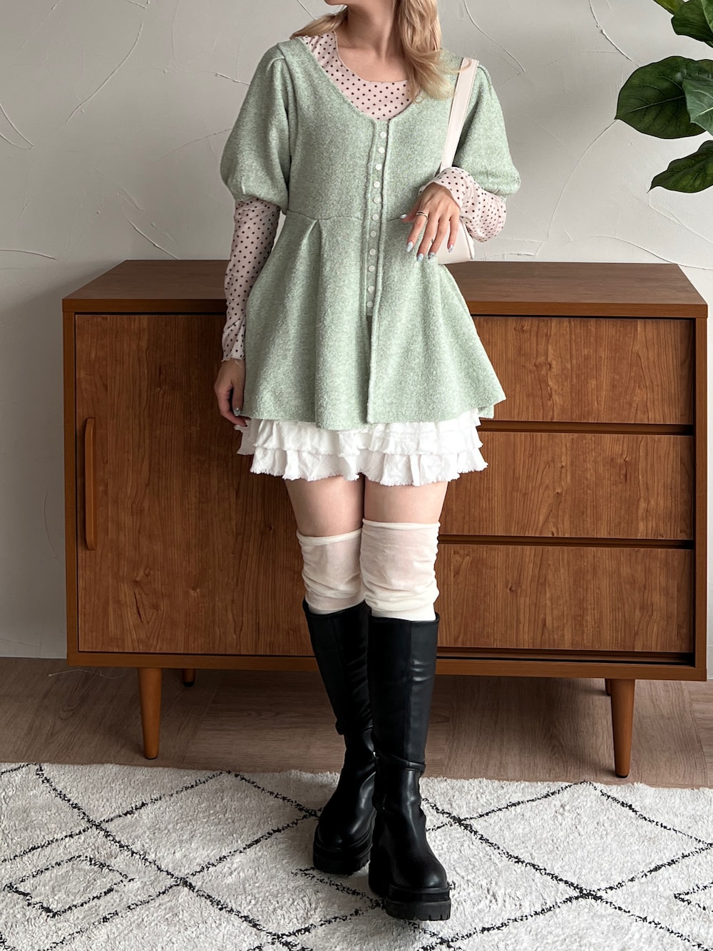 「春めき満開コーデ、春色、春服コーデ、ラフコーデ、春カラー、ミントグリーン、春服、いいね返し、骨格ウェーブ、ドット、ミニスカート、ロングブーツ、ブーツ、ドット柄、シアートップス」｜「loin nuitのfront button puff knit / フロントボタンパフニット（ニット/セーター、グリーン系）」を使った、Tane🌷さん（レディース・161cm）の春コーディネートの1枚目の写真