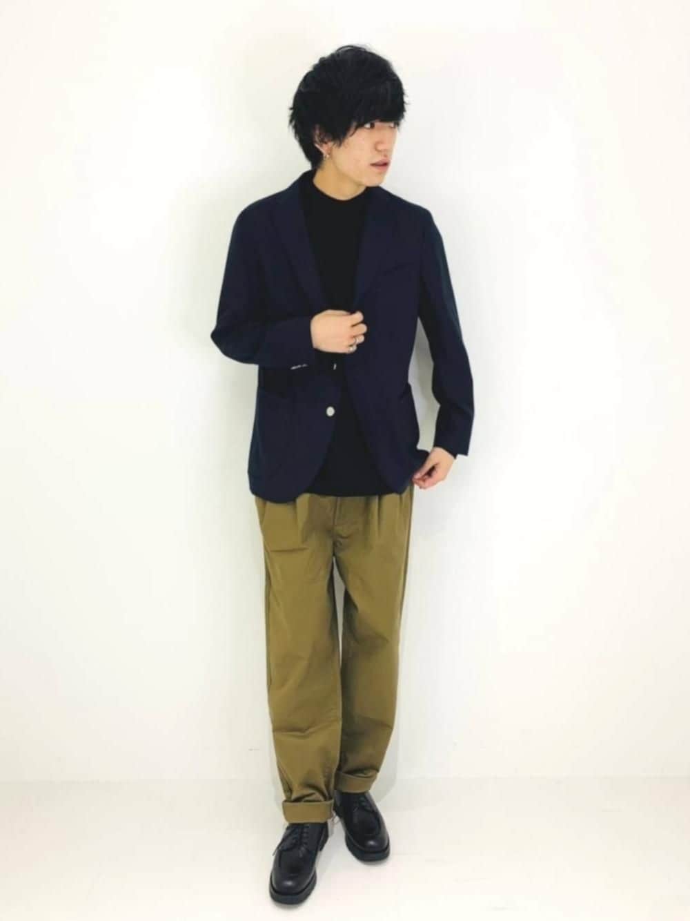 ブルー系のテーラードジャケット、グリーン系のその他パンツ、ブラック系のその他シューズを着用したメンズの秋コーディネートの1枚目の写真