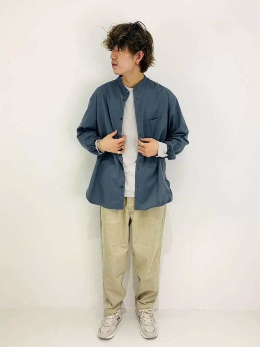 ブルー系のシャツ/ブラウス、グレー系のスニーカー、グレー系のTシャツ/カットソーを着用したメンズの秋コーディネートの1枚目の写真