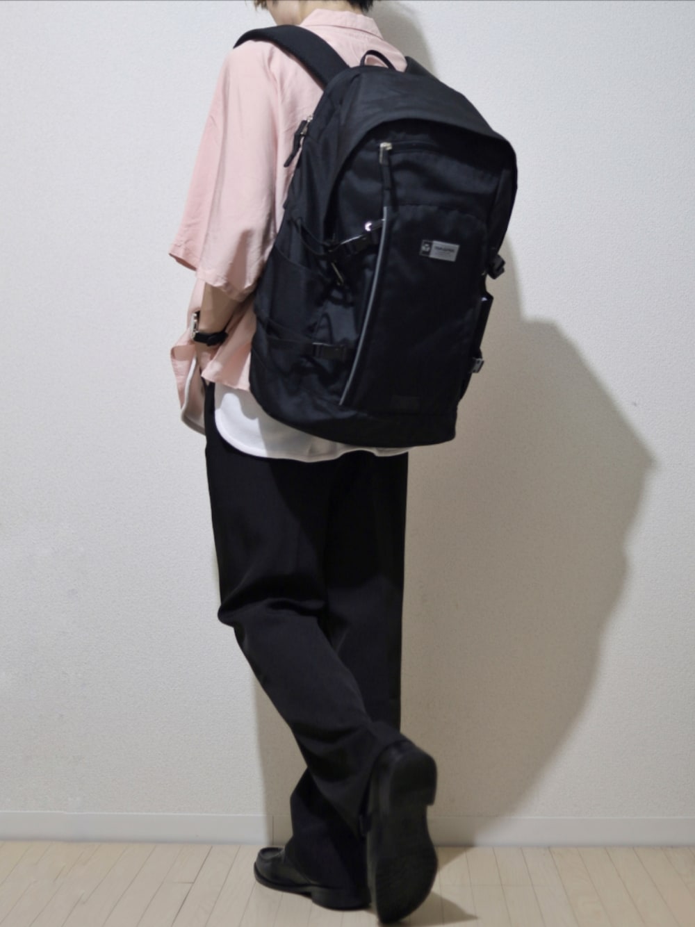 「アツいコーデ全部見せ、シンプルスタイル、リュック、ピンク、おしゃれさんと繋がりたい、お洒落さんとつながりたい、オーバーサイズ、フレアパンツ、低身長、夏コーデ、きれいめカジュアル、革靴、ローファー、いいね、save、フォローお願いします🤑」｜「tiptopの【3サイズ展開】センタープレスセミフレアスラックス【web限定S,Lサイズ・セットアップ対応】（スラックス、ブラック系）」を使った、HIBIKIさん（メンズ・164cm）の夏コーディネートの1枚目の写真