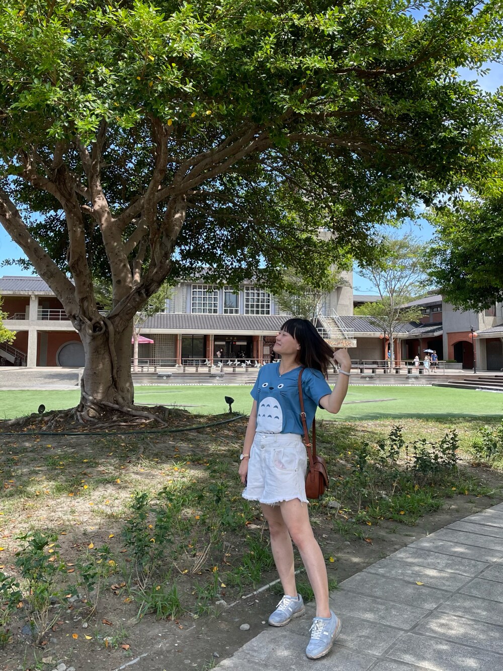 「旅行中、白色短褲」｜「FREE'S SHOPのアイテム（Tシャツ/カットソー、ブルー系）」を使った、Ting Hui Lin🇹🇼さん（レディース・158cm）の秋コーディネートの1枚目の写真