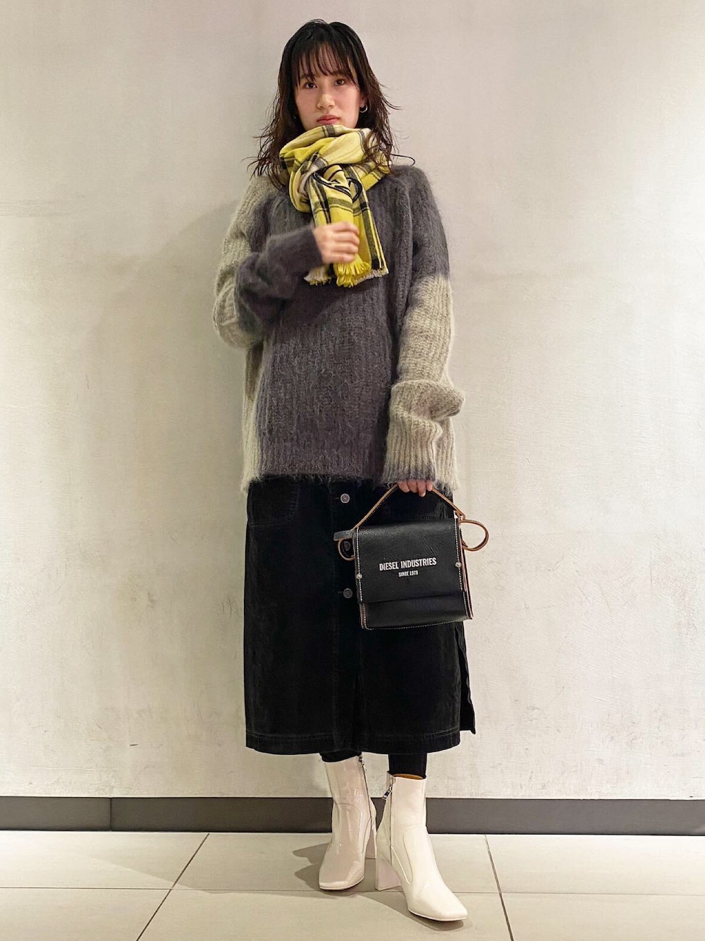 「冬のコーデ、大人カジュアル、DIESEL、diesellucua、クリスマスに着たい服、オトナ女子、スカート、デニム、ニット」｜「DIESELのメンズ ニット（ニット/セーター、グレー系）」を使った、北川 七海 (DIESEL)さん（レディース・166cm）の冬コーディネートの1枚目の写真