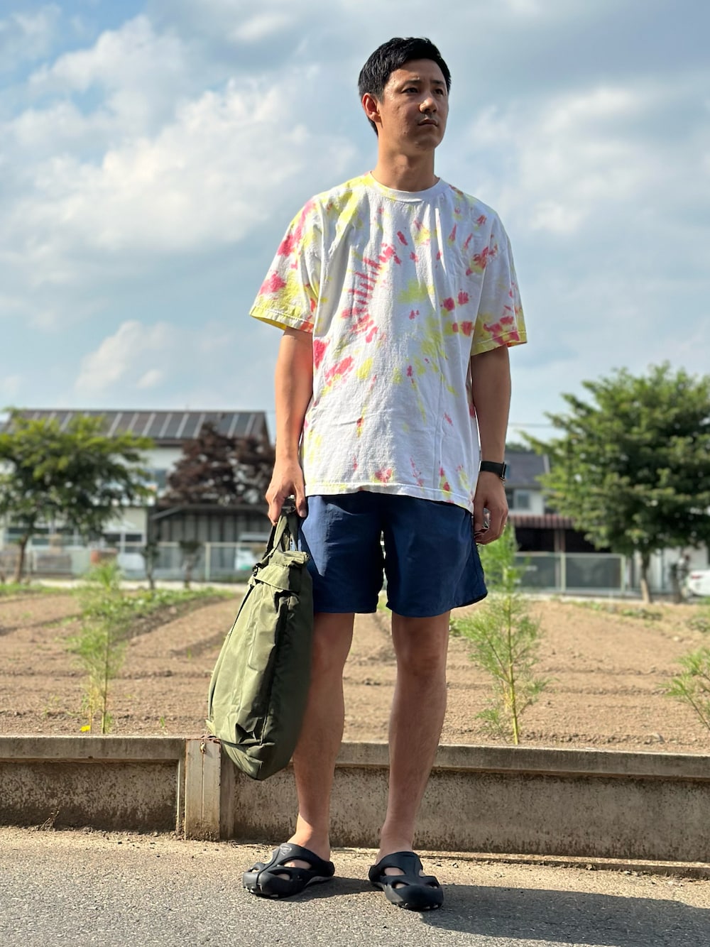 「vintage、ヘルメットバッグ、アメリカ軍、ショーツ、サンダル、Tシャツ、UNIQLO、アウトドアスタイル」｜「VINTAGEのアイテム（Tシャツ/カットソー、イエロー系）」を使った、tomoさん（メンズ・178cm）の秋コーディネートの1枚目の写真