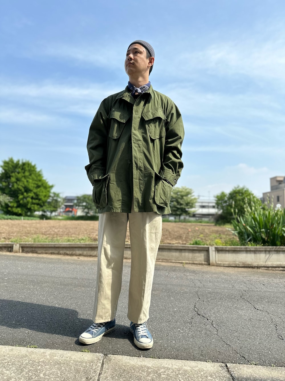 「最近のいい感じコーデ、リラックススタイル、おでかけコーデ、カーキ、vintage、ミリタリー」｜「BARELY BLUEの【 DICTIONARY / ディクショナリー 】 シンプル ビーニー ニット キャップ（ニットキャップ/ビーニー、グレー系）」を使った、tomoさん（メンズ・178cm）の冬コーディネートの1枚目の写真