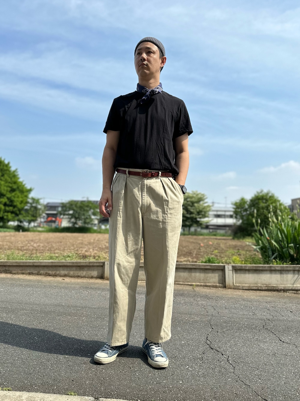 「vintage、タックイン、古着MIX、黒Tシャツ、プチプラ、バンダナ」｜「BARELY BLUEの【 DICTIONARY / ディクショナリー 】 シンプル ビーニー ニット キャップ（ニットキャップ/ビーニー、グレー系）」を使った、tomoさん（メンズ・178cm）の夏コーディネートの1枚目の写真