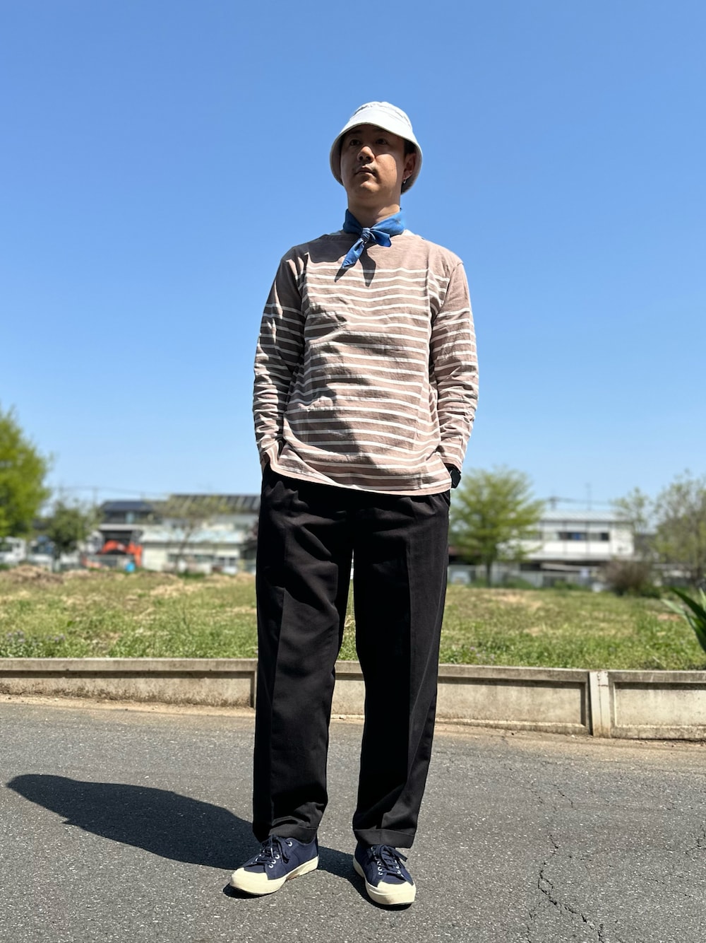 「ボーダー、春コーデ、シンプル、オトナカジュアル、春色、古着MIX、vintage、スニーカー、古着コーデ、ユニクロ、バンダナ」｜「VINTAGEのアイテム（ハット、ホワイト系）」を使った、tomoさん（メンズ・178cm）の春コーディネートの1枚目の写真