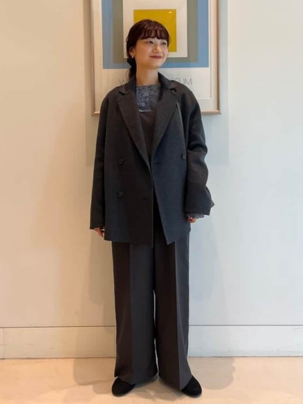 ブラック系のローファー、グレー系のその他アウター、ブラック系のつなぎ/オールインワンを着用したレディースの秋コーディネートの1枚目の写真