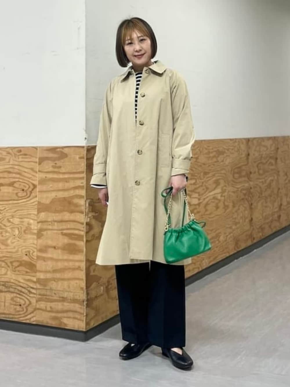 「キレイめ、大人カジュアル、大人コーデ、スラックス、スラックスパンツ、春コーデ、春」｜「B:MING by BEAMSの【セレモニー・フォーマル】ストレート ワイドパンツ（XS～L）（スラックス、ブルー系）」を使った、B:MING by BEAMS WOMENさん（レディース・160cm）の冬コーディネートの1枚目の写真