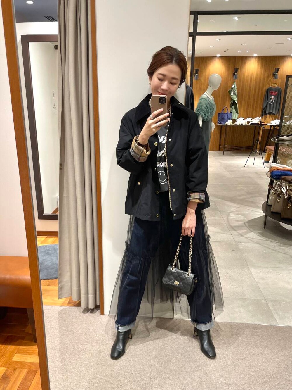 ブラック系のショルダーバッグ、その他のTシャツ/カットソー、ブラック系のスカートを着用したレディースの秋コーディネートの1枚目の写真