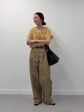 「URBAN RESEARCH Sonny Label（アーバンリサーチサニーレーベル）のVネックフリルカラーブラウス（シャツ/ブラウス、イエロー系）」を使った、岡本さん（レディース・167cm）の春コーディネート