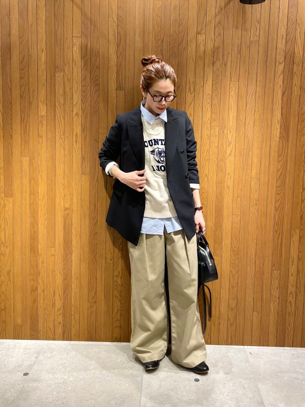 ベージュ系のその他パンツ、ブラック系のその他アウター、ベージュ系のスウェットを着用したレディースの冬コーディネートの1枚目の写真