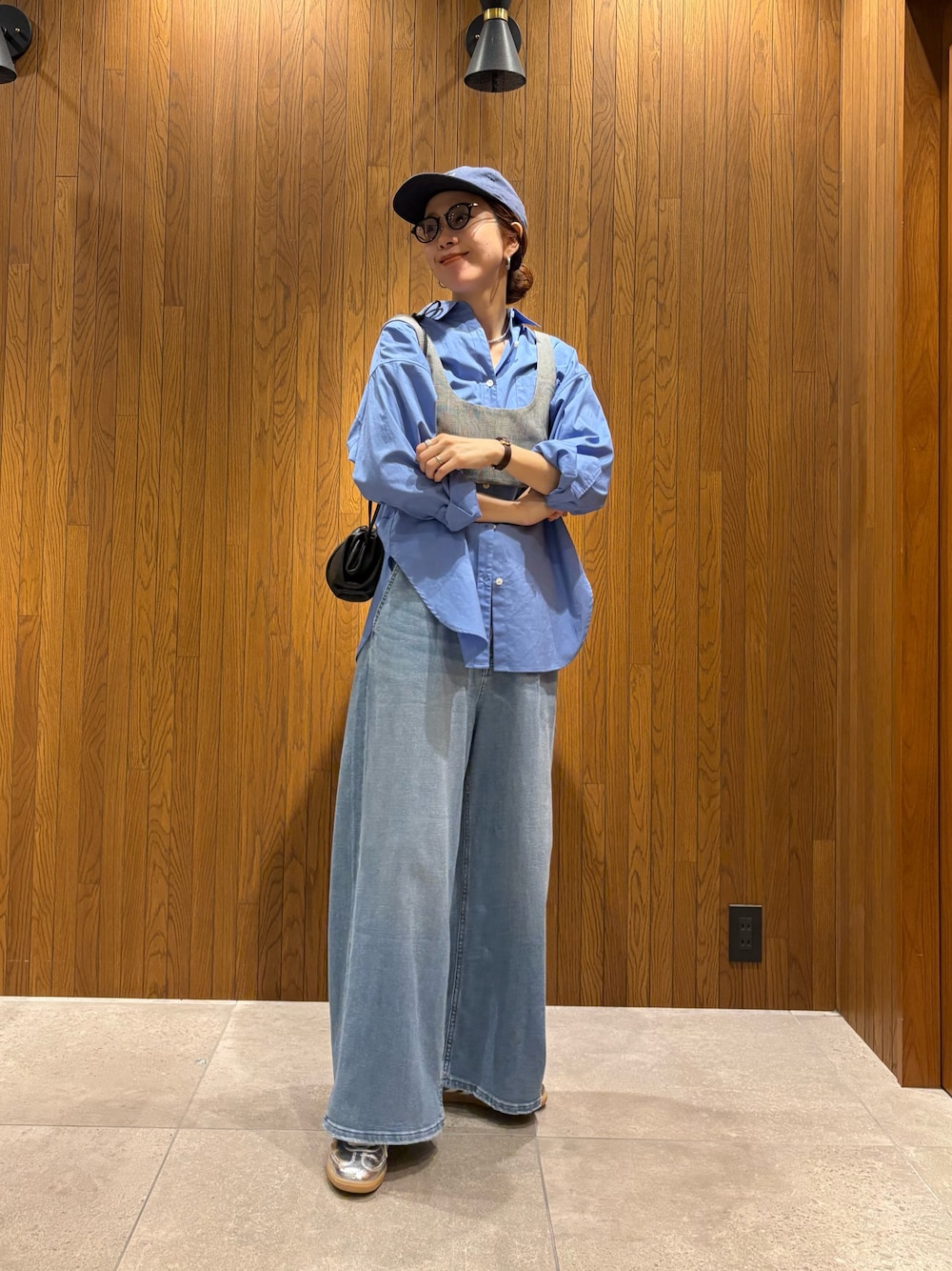 ブルー系のシャツ/ブラウス、その他のその他トップス、ブルー系のデニムパンツを着用したレディースの春コーディネートの1枚目の写真