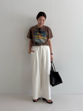 「URBAN RESEARCH（アーバンリサーチ）の『3サイズ展開』綿麻デニムイージーパンツ（デニムパンツ、ホワイト系）」を使った、岡本さん（レディース・167cm）の春コーディネート