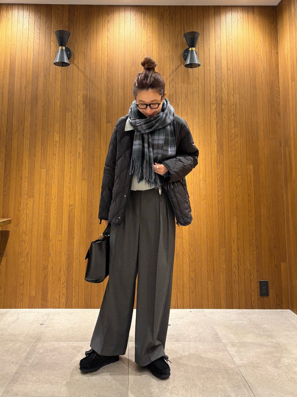 グレー系のその他パンツ、ブラック系のその他シューズ、ブラック系のハンドバッグを着用したレディースの秋コーディネートの1枚目の写真