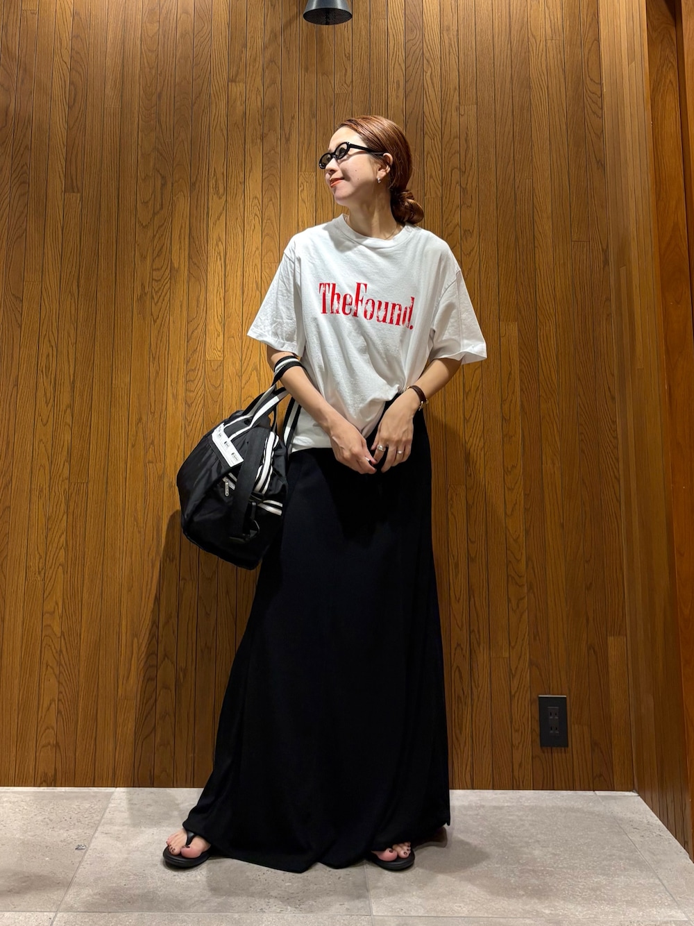ホワイト系のTシャツ/カットソー、ブルー系のワンピース、ブラック系のショルダーバッグを着用したレディースの夏コーディネートの1枚目の写真