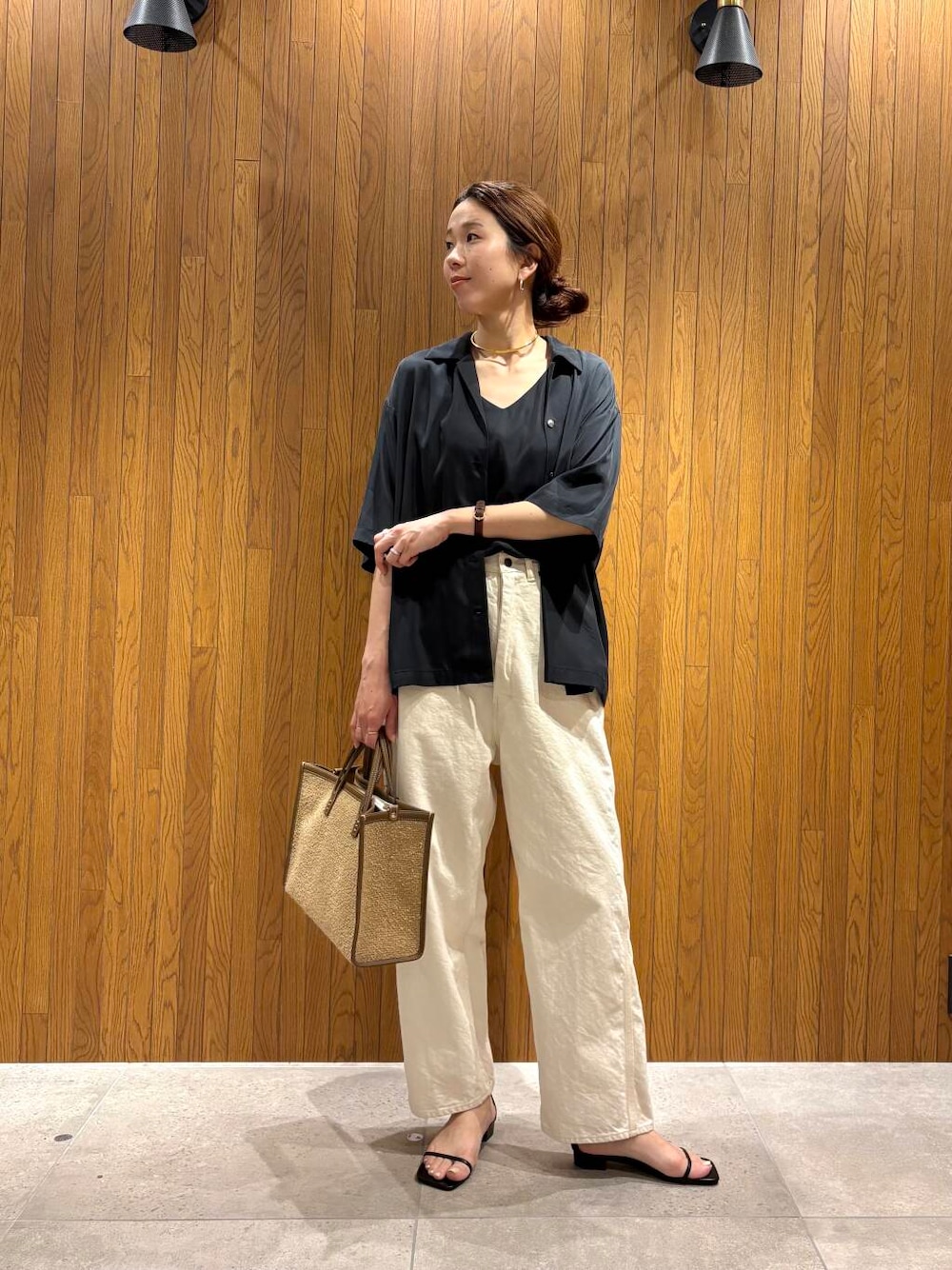 ブラック系のキャミソール、ブラック系のシャツ/ブラウスを着用したレディースの春コーディネートの1枚目の写真