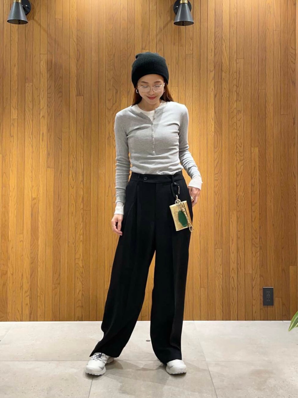 ブラック系のその他パンツ、ホワイト系のTシャツ/カットソー、グレー系のTシャツ/カットソーを着用したレディースの冬コーディネートの1枚目の写真