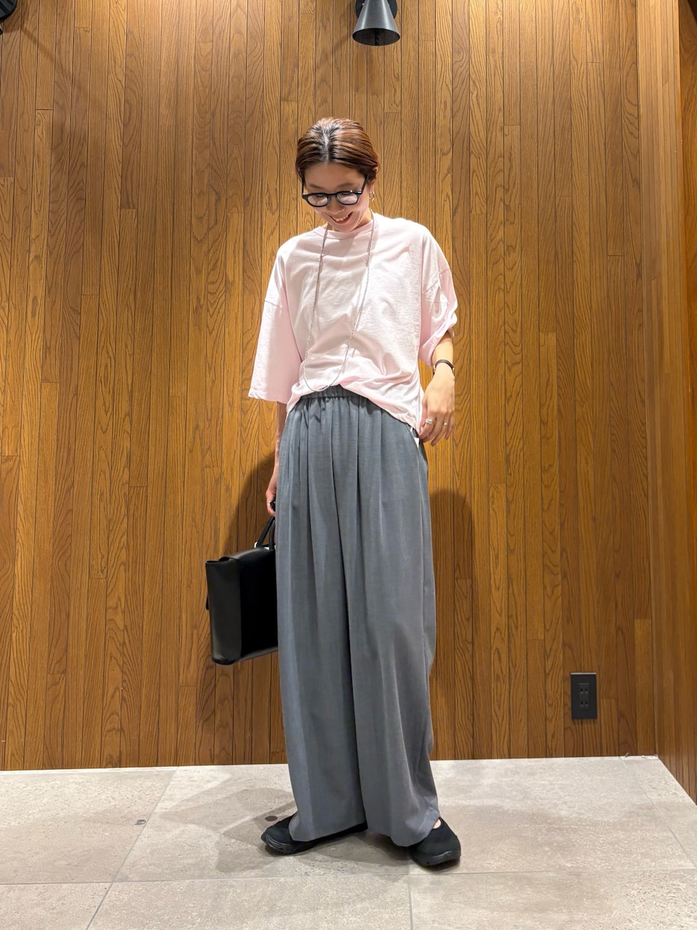 ピンク系のTシャツ/カットソー、グレー系のその他パンツ、ブラック系のスニーカーを着用したレディースの春コーディネートの1枚目の写真