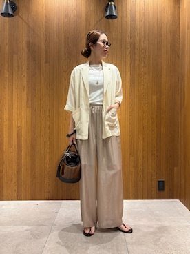 「URBAN RESEARCH（アーバンリサーチ）のシアーイージーストレートパンツ（その他パンツ、ベージュ系）」を使った、岡本さん（レディース・167cm）の夏コーディネート