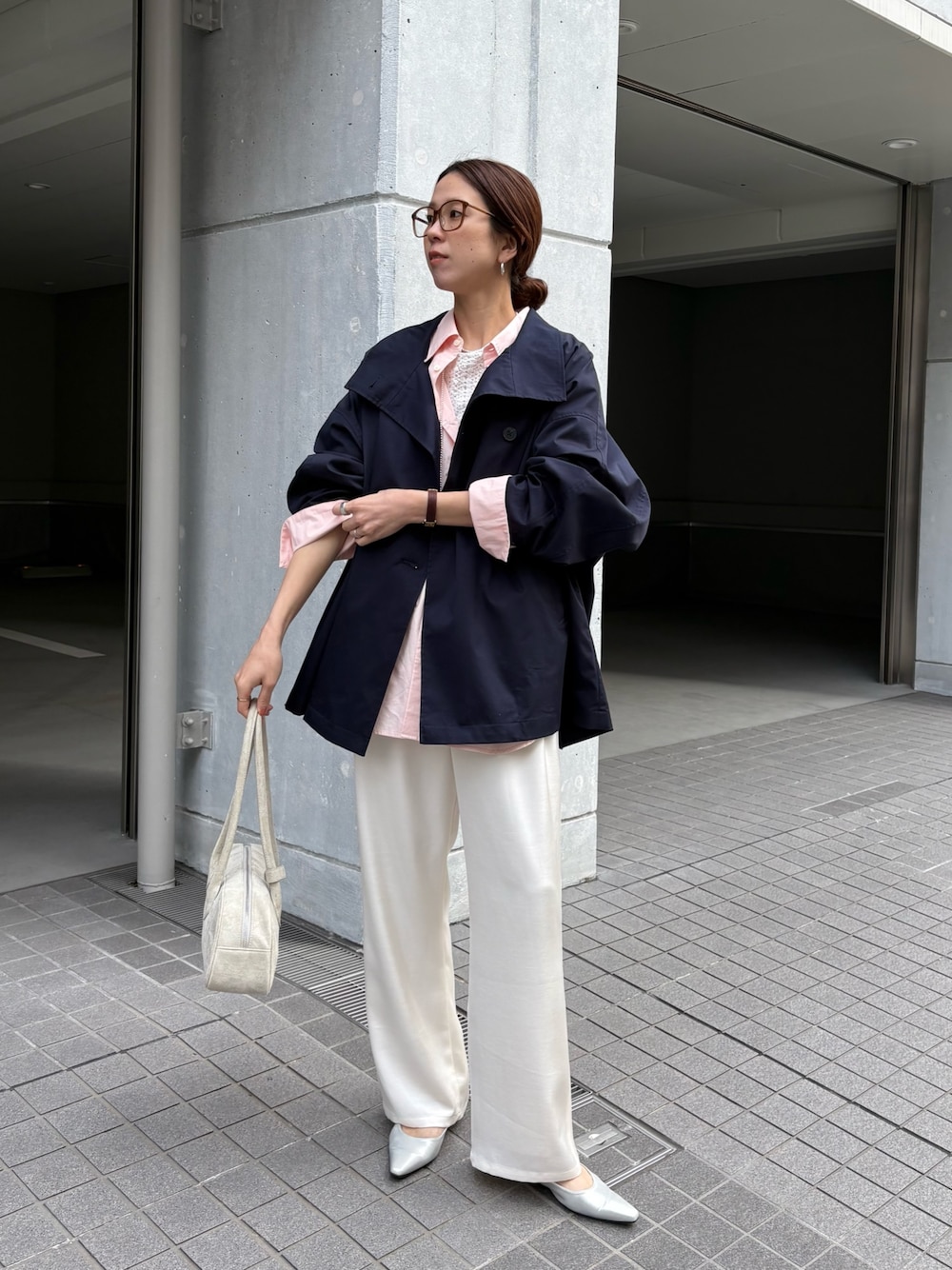 ブルー系のトレンチコート、ホワイト系のその他パンツ、ピンク系のシャツ/ブラウスを着用したレディースの冬コーディネートの1枚目の写真