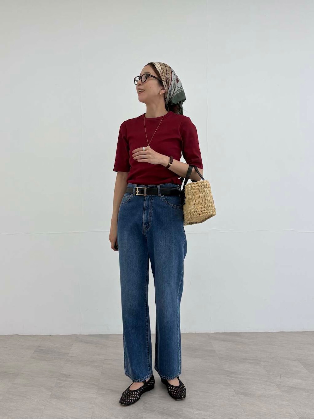 ブラック系のかごバッグ、ブルー系のデニムパンツ、レッド系のTシャツ/カットソーを着用したレディースの夏コーディネートの1枚目の写真