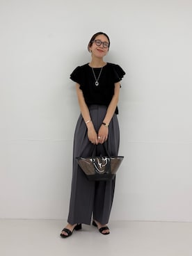 「URBAN RESEARCH（アーバンリサーチ）のフリルスリーブブラウス（シャツ/ブラウス、ブラック系）」を使った、岡本さん（レディース・167cm）の夏コーディネート