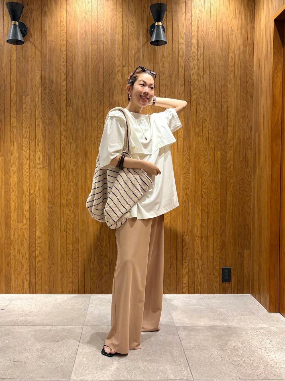 ホワイト系のTシャツ/カットソー、イエロー系のその他パンツ、シルバー系のネックレスを着用したレディースの夏コーディネートの1枚目の写真
