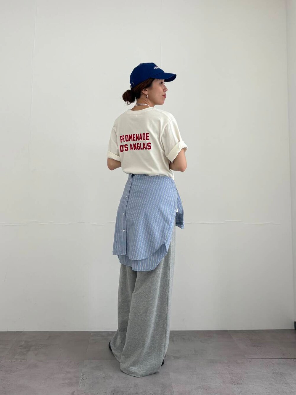 ブルー系のシャツ/ブラウス、ブラック系のサンダル、グレー系のその他パンツを着用したレディースの夏コーディネートの1枚目の写真