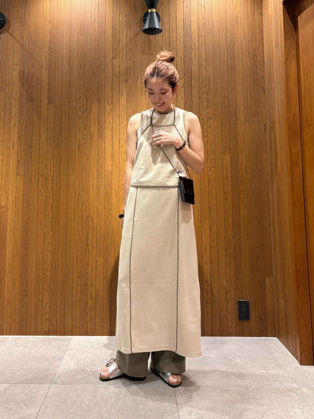 ベージュ系のワンピース、グリーン系のその他パンツ、シルバー系のサンダルを着用したレディースの夏コーディネートの1枚目の写真
