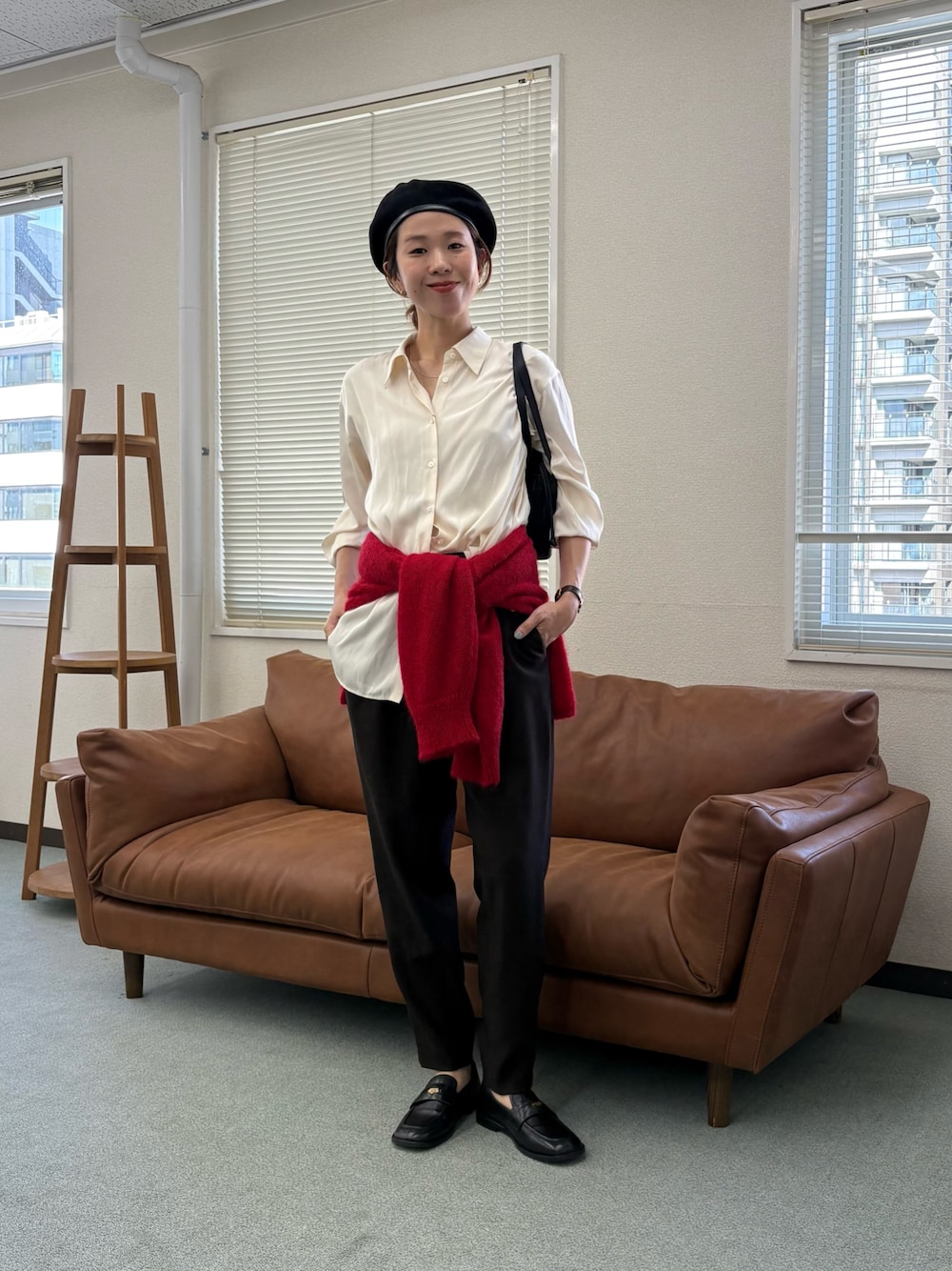 レッド系のニット/セーター、ブラウン系のその他パンツ、ブラック系のローファーを着用したレディースの秋コーディネートの1枚目の写真