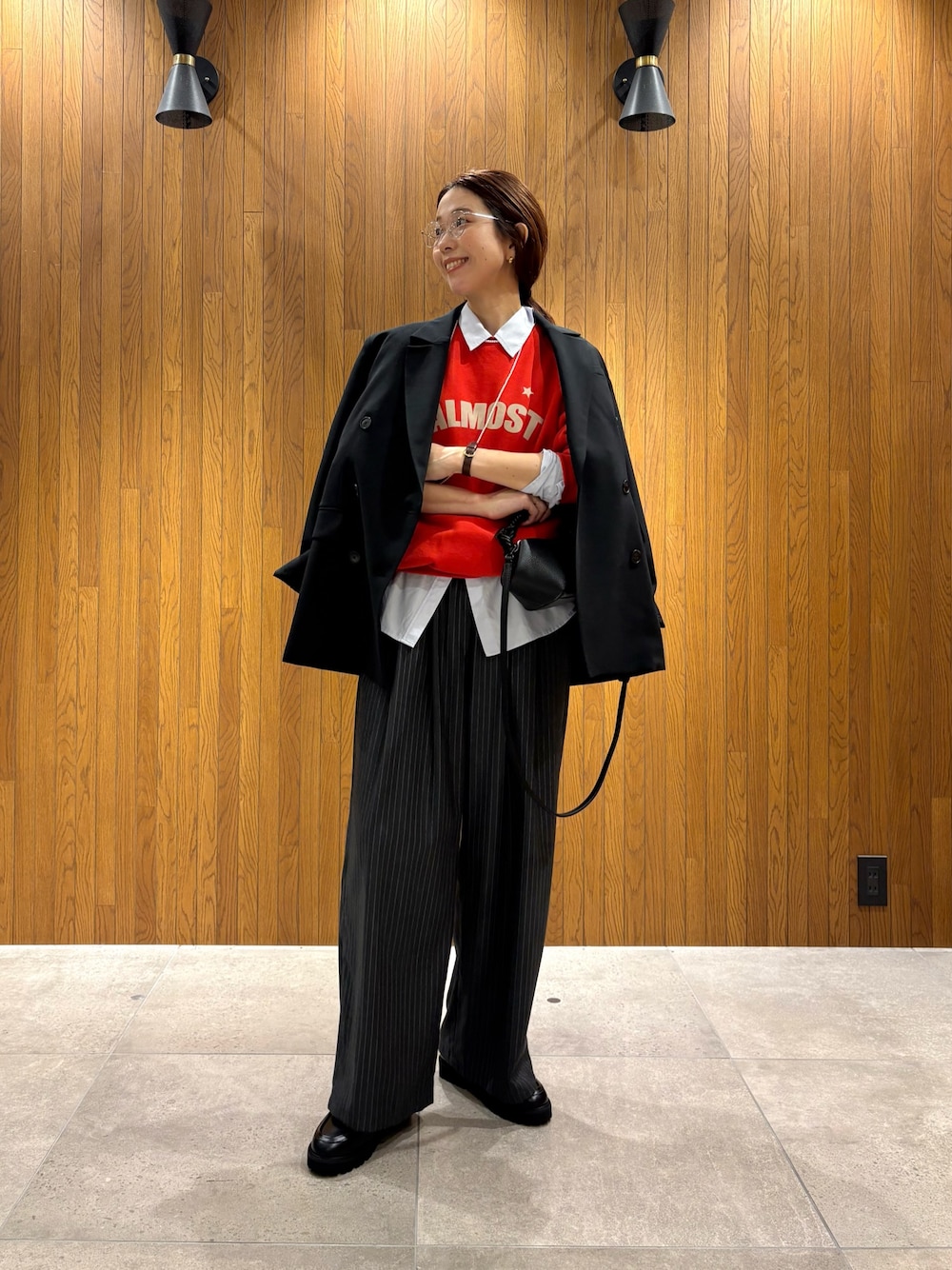 レッド系のスウェット、ブルー系のシャツ/ブラウス、その他のその他パンツを着用したレディースの秋コーディネートの1枚目の写真