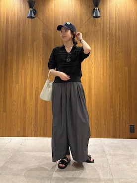 「URBAN RESEARCH（アーバンリサーチ）の『UR TECH』ギャザーワイドパンツ（その他パンツ、グレー系）」を使った、岡本さん（レディース・167cm）の春コーディネート