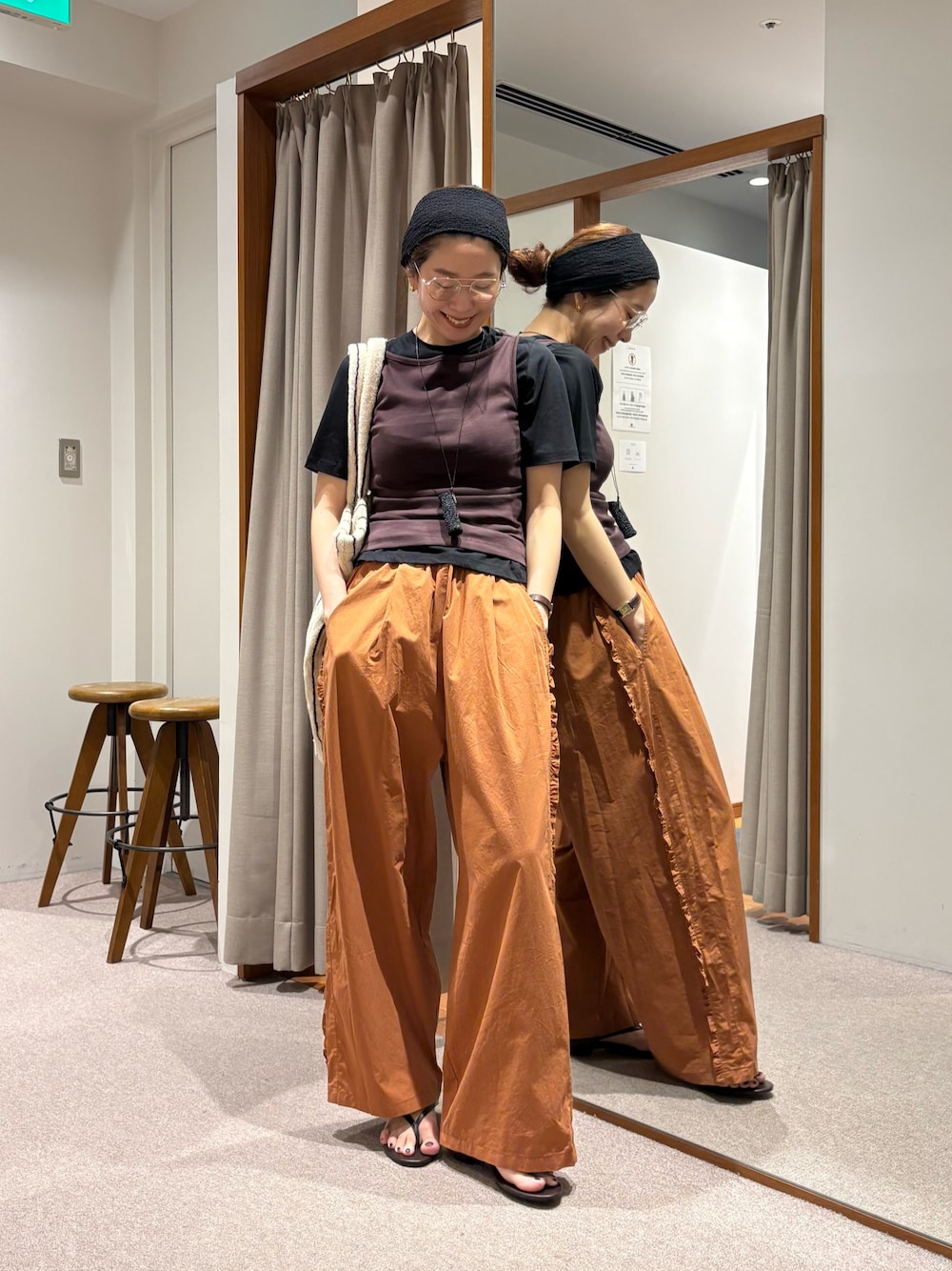 ブラック系のTシャツ/カットソー、ブラウン系のその他パンツ、ホワイト系のトートバッグを着用したレディースの夏コーディネートの1枚目の写真