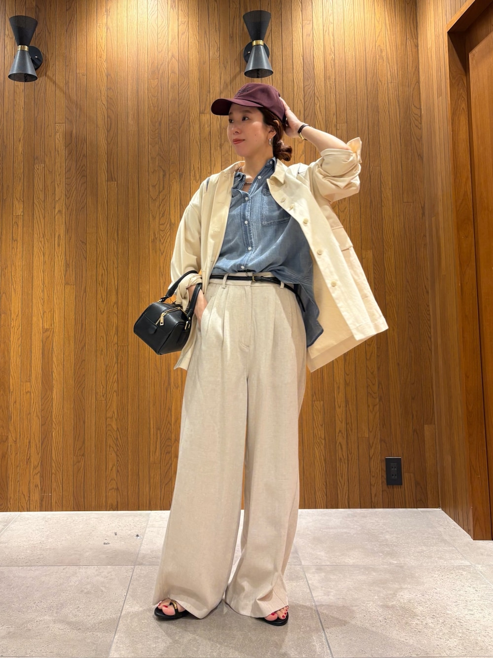 ホワイト系のその他パンツ、ブルー系のシャツ/ブラウス、ブラック系のサンダルを着用したレディースの春コーディネートの1枚目の写真