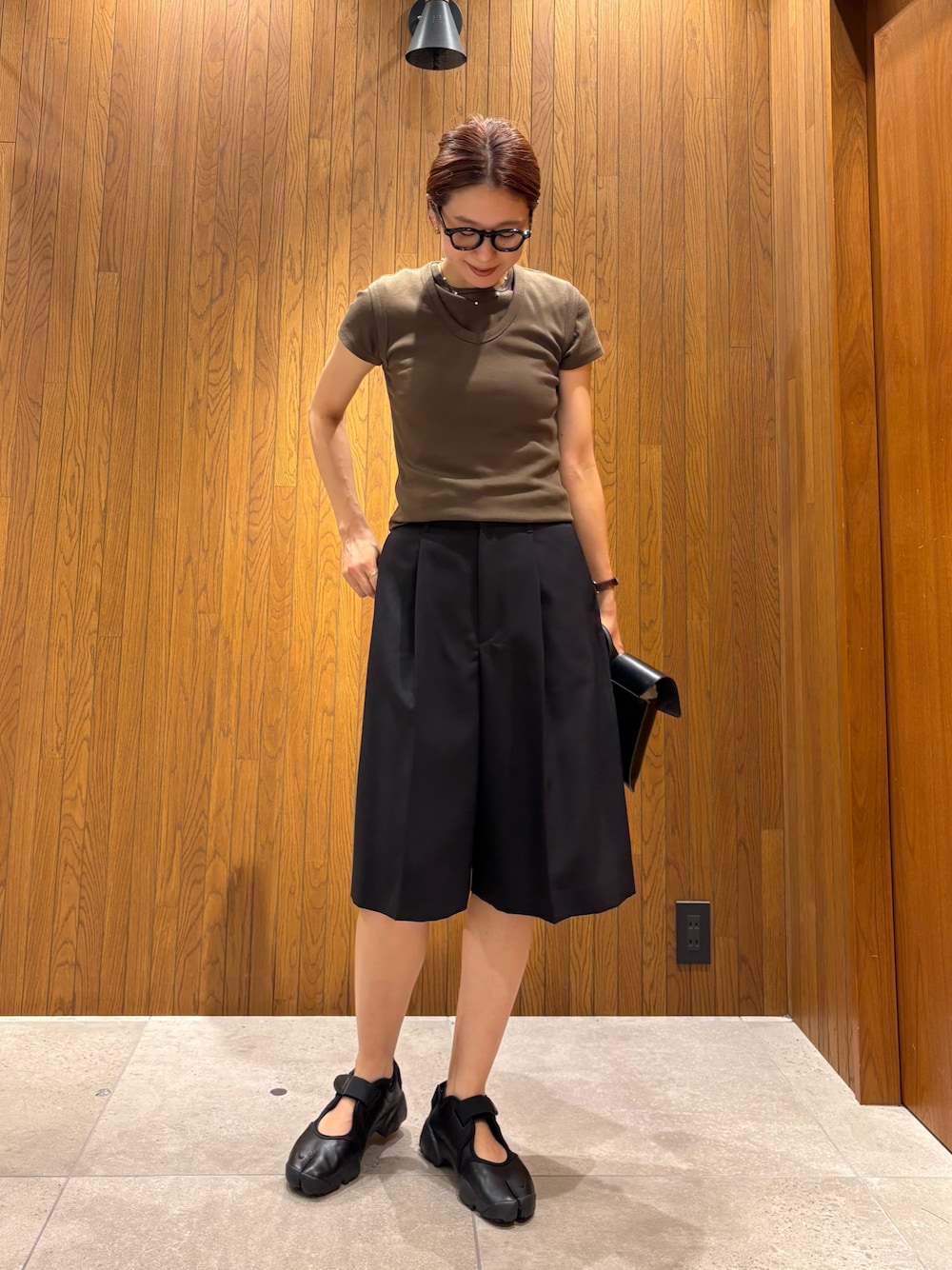 グリーン系のTシャツ/カットソー、グリーン系のタンクトップ、ブラック系のその他パンツを着用したレディースの夏コーディネートの1枚目の写真