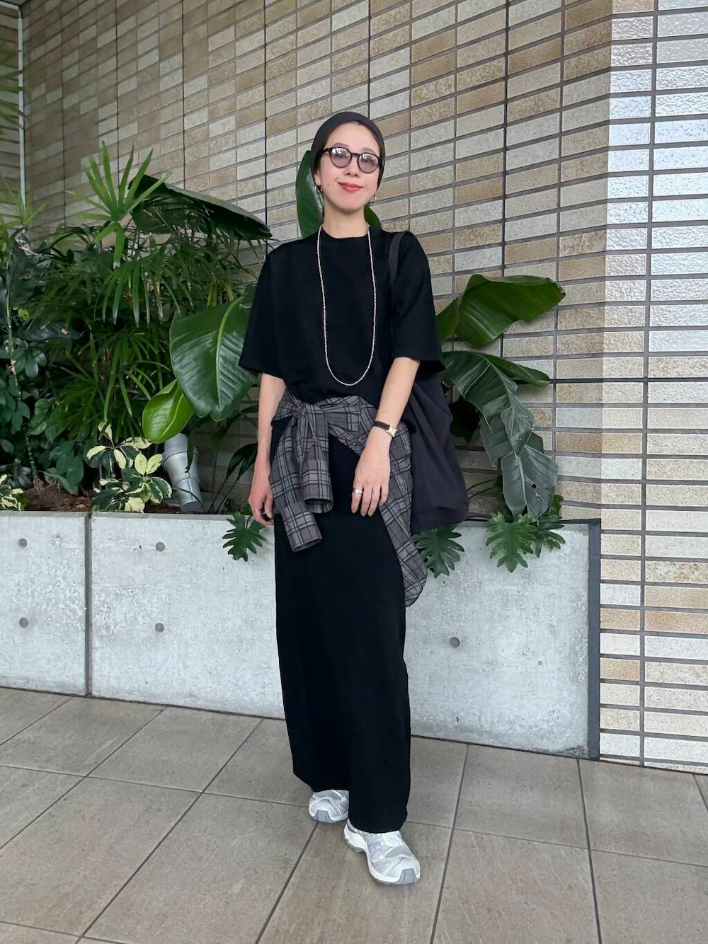 グレー系のシャツ/ブラウス、ブラック系のTシャツ/カットソー、ブラック系のスカートを着用したレディースの夏コーディネートの1枚目の写真