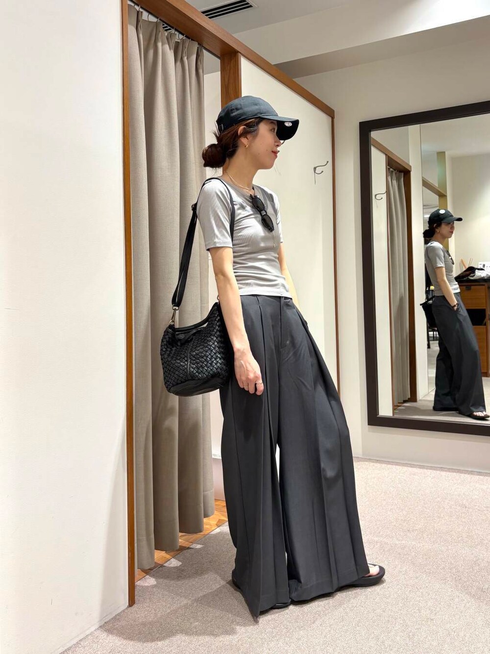 グレー系のその他パンツ、ブラック系のサンダル、ブラック系のトートバッグを着用したレディースの春コーディネートの1枚目の写真