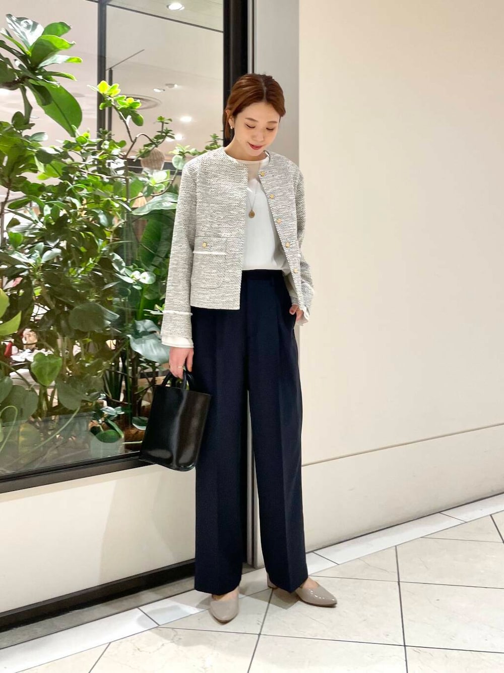 ベージュ系のパンプス、ブラック系のトートバッグ、ホワイト系のシャツ/ブラウスを着用したレディースの冬コーディネートの1枚目の写真