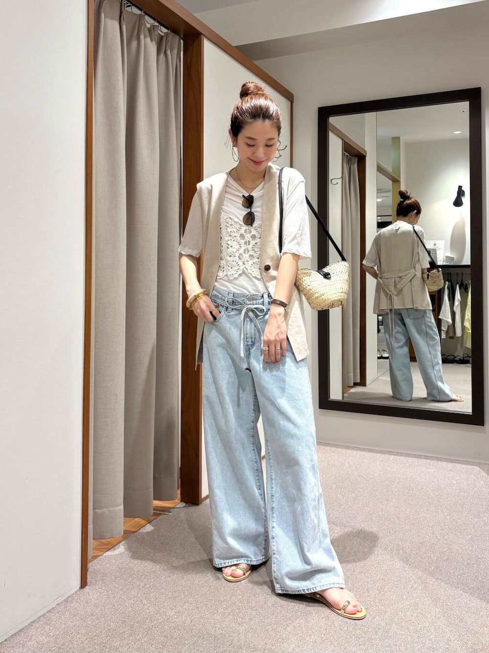 ホワイト系のTシャツ/カットソー、ブルー系のデニムパンツ、ホワイト系のキャミソールを着用したレディースの夏コーディネートの1枚目の写真