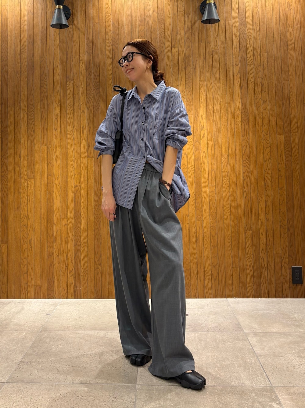 その他のシャツ/ブラウス、グレー系のその他パンツ、ブラック系のスニーカーを着用したレディースの春コーディネートの1枚目の写真