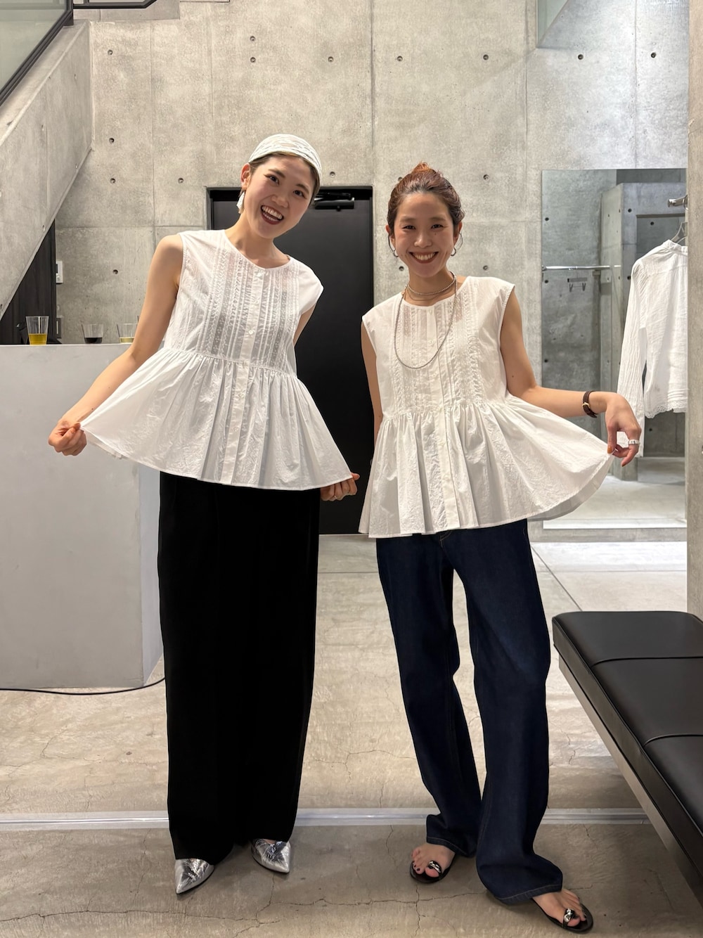 ホワイト系のシャツ/ブラウス、ブルー系のデニムパンツを着用したレディースの夏コーディネートの1枚目の写真