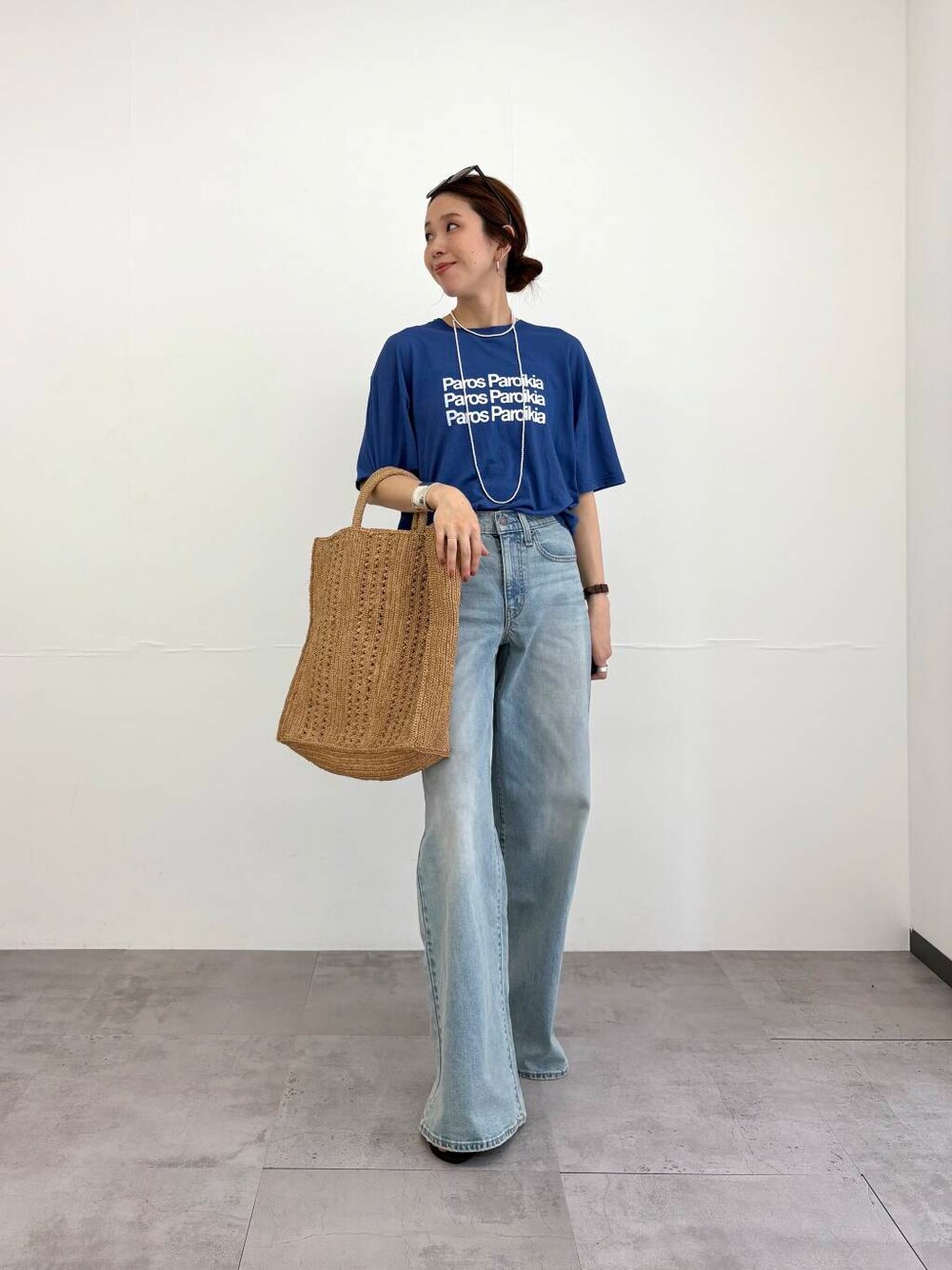 ブルー系のTシャツ/カットソー、シルバー系のネックレス、シルバー系のネックレスを着用したレディースの夏コーディネートの1枚目の写真
